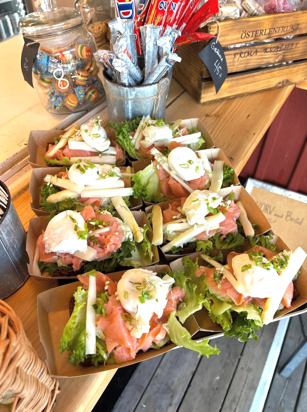 Smörrebröd med laxröra, sparris och pocherat ägg